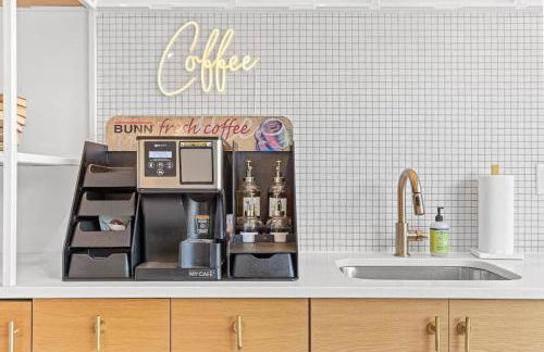 Lux 2BD Gym Rooftop Street Parking by DT UMN - Foto 42