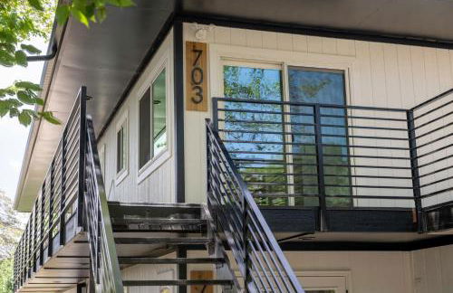 Relaxed Hillside Retreat with Hot Tub and Skyline Views - Foto 8