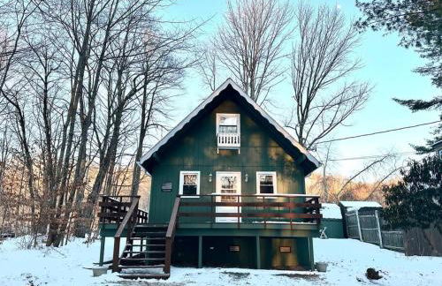 Lakefront with Lots of Light and Private Dock Access - Foto 25