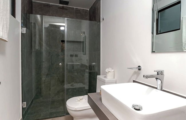 Comfortable, Spacious Penthouse- 2 Bedrooms- 7 People - Photo 14