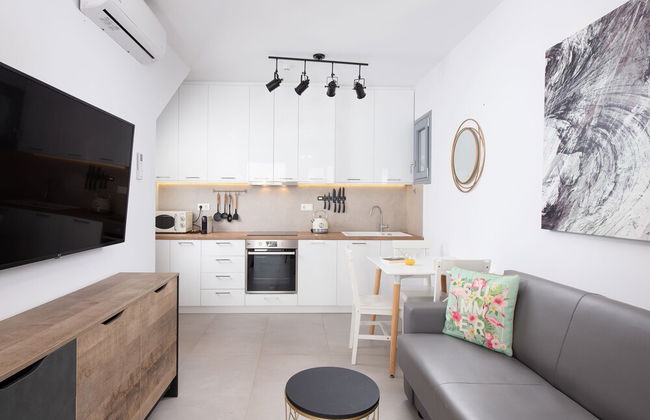 Hosting Moments Private Pool Holiday Home - Photo 31