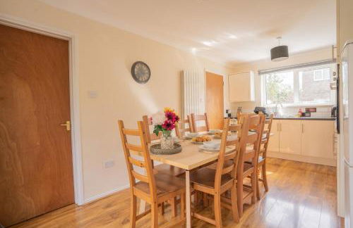Raymond James Accommodation, sleeps up to 7, free parking, full amenities and garden - Photo 7