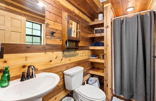 Stunning Riverfront Log Cabin Nestled Amidst Trees in Nashoba, Oklahoma - Foto 13