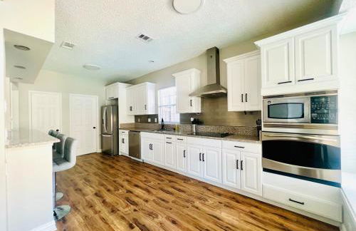 6 Bedroom Home with Pool, Centrally Located - Foto 4