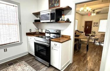 Creole Cottage - 2 Bed, 1 Bath, Pet Friendly with Fee, Walk to Downtown, Grill, Washer & Dryer - Foto 19