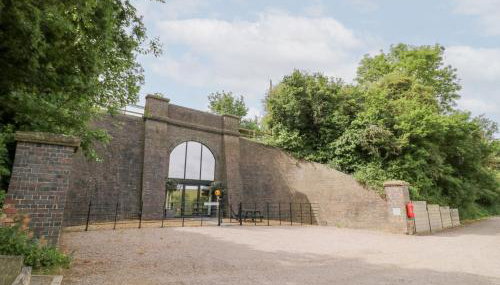 The Tunnel at Bridge Lake Farm and Fishery - Foto 1