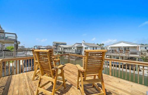 Stylish Home with game room, deck, and canal access - Foto 38