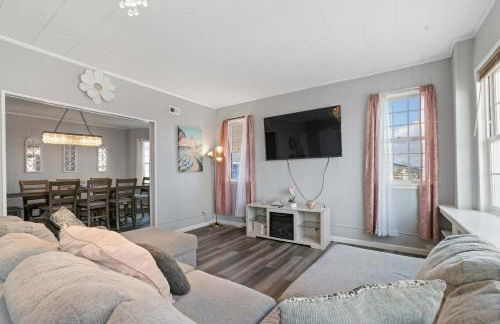 Escape to Raleigh Ave Glamour - Steps to the Beach - Foto 1