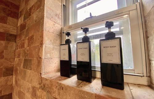 Easy PATH&Bus access- NYC| designer home + Deck. - Photo 47