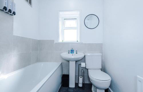 Charming 2 Bed House, Sleeps 6, Free parking, Contractors welcome - Foto 5