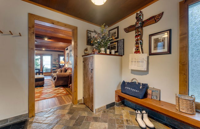 Lakefront Haven by Avantstay Minutes to Ski Resorts Private Dock Boat - Photo 5