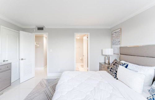 Boca Beachside 2BR 2BA with Pool and Balcony Steps to Sand - Foto 39