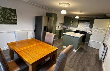 Detached 4BR, 4 Bathroom, Driveway, WiFi, Smart TV - Foto 9