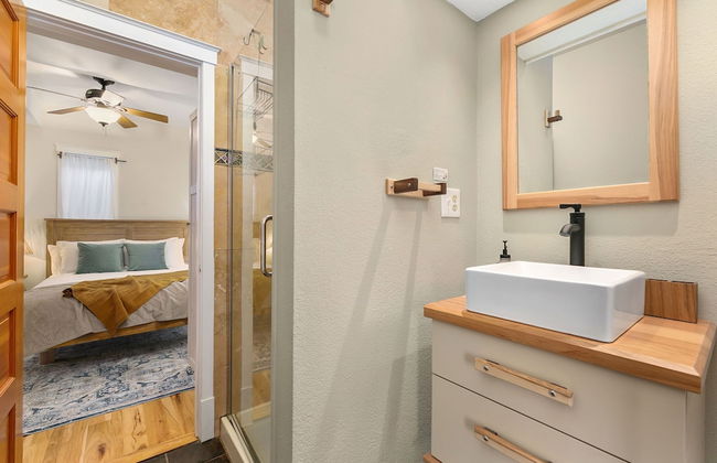 Lavish Retreat in Old Town - Walk Everywhere! - Foto 15