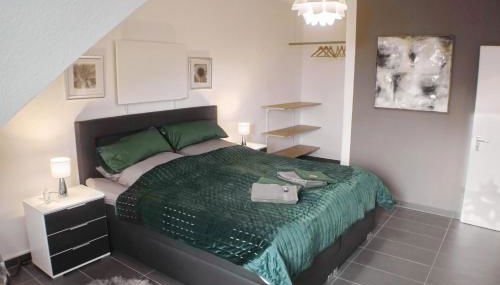 Modernes, zentrales Apartment in Troisdorf, Region Köln Bonn, 3 Etage, maximal für 4 Personen, Parkplatz & Netflix inklusive - Foto 5, towels, wardrobe