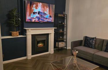 Contemporary & Spacious 1BD - Fireplace with Modern Comforts - Foto 1