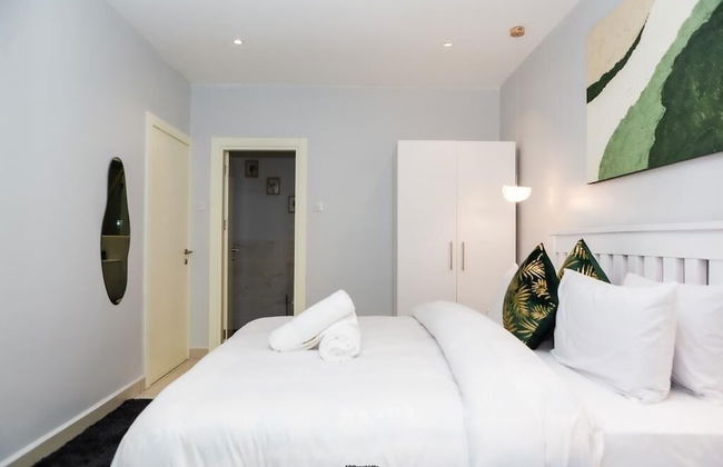 Embassy Gardens Apartment - Photo 30