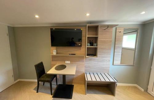 Five Studios - Premium Rooms with King Size Bed, Kitchen, AC, close to Ramstein Air Base - Foto 8