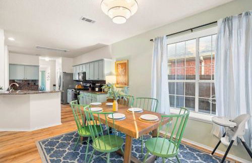 Resort Style Backyard Pool Pickleball Court - Foto 21