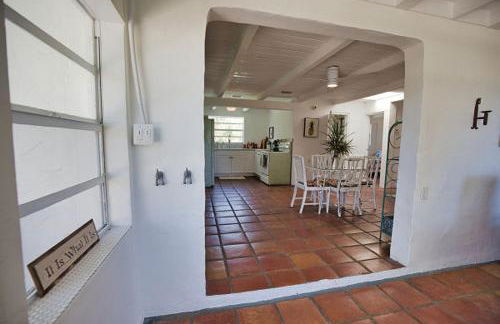 Pet Friendly & Firepit Minutes to Beach Sleeps 6 - Foto 12