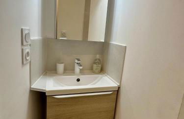 BERGERIE PLAGE Entièrement rénové Prestations Premium Baignoire Balnéo Clim Vue Piscine et parc - Foto 8