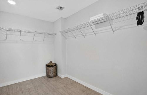 Biscayne Cove by Rove Travel - Condo with Balcony - Foto 26