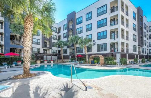 Luxury 1BR Resort Stay with WiFi, Pool, and Desk near Med Center and NRG - Foto 26