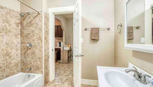 2 King Beds! Fantastic Stylish Bungalow home! - Foto 5, towels, Shower