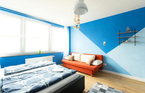 - Ocean Haven Deluxe with Coastal Charm - 2-Room Sea-Inspired Apartment 75 qm - Central Location - Elegant Nautical Design - Renovated in 2024 with TV & Netflix - Full Kitchen & Free Parking - Near Metro & Airport - King Beds - - Photo 3