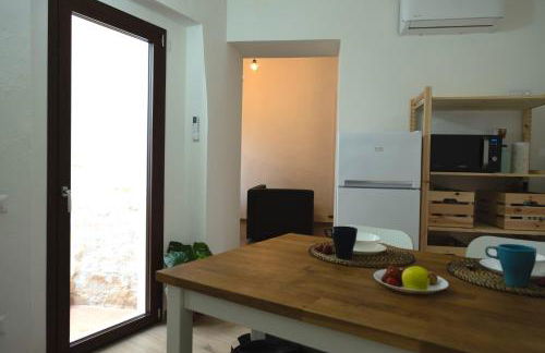 GuestHost - Comfy Two-Levels Apartment with Terrace! - Foto 12