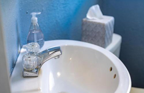 Affordable, Quaint Retreat! 5 Mins to Downtown - Photo 3