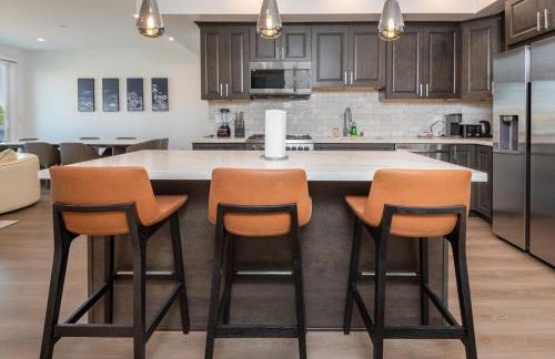 Modern and Chic 2BR Gem with Luxe Finishes, Parking - Foto 14