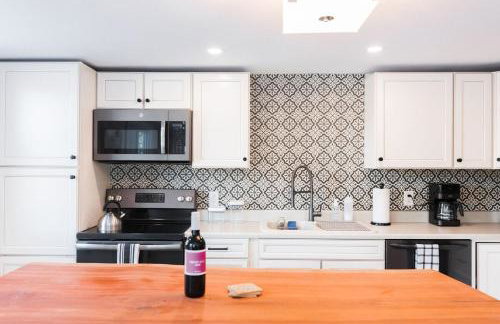 Rustic Luxe Creekside Retreat with Hot Tub and Fire Pit, Minutes From Hudson - Foto 34