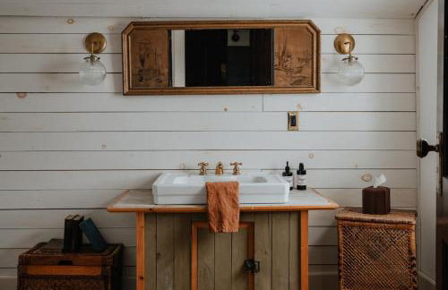 Book Village Inn - Hemingway Room King Bed - Foto 5