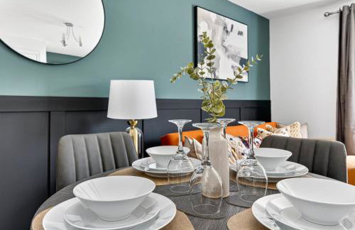 Stylish 3 Bedroom House - Excellent Location - Free Parking, Garden, Fast Wifi, Work Space and Self-Check-In by Yoko Property - Foto 20