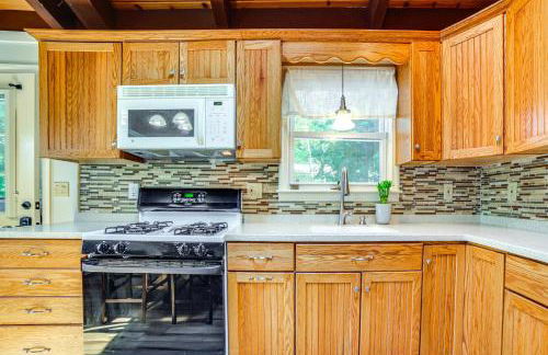 Breathtaking Newbury Cottage with Deck on Chalk Pond - Foto 10