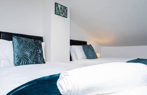 Spacious Home near Heathrow & Windsor with Parking - Photo 37