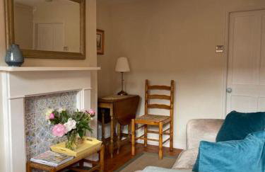 Historic Cottage in Heart of Farnham nr the Castle - Photo 5