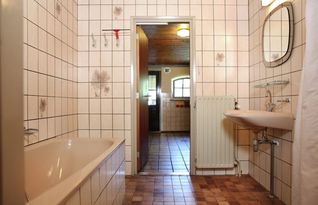 Family Farmhouse With Go-karts - Photo 17