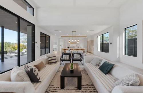 Barton Springs Luxe Heated Pool Spa Sleeps 16 - Photo 22