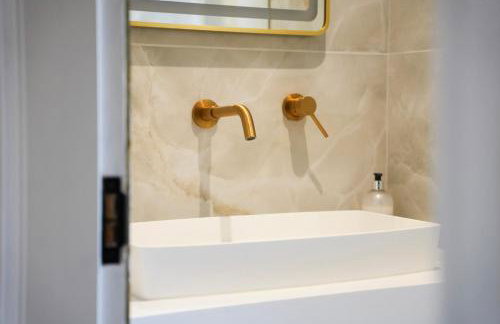 Modern 2 Bed 2 Bath Apartment in Prime Jesmond Location - Photo 5