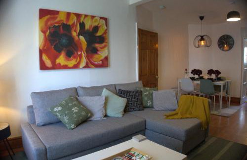 3BDR Town House in the Heart of Holyhead - Free Onsite Parking - Foto 1