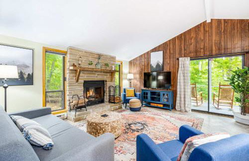 Modern w Fire Pit Deck, Grill & Hot Tub - Foto 8