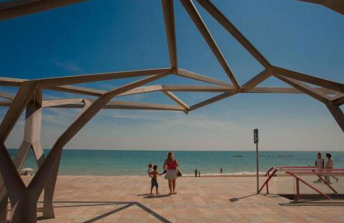 Precioso apartamento 1ª linea playa con piscina - Photo 16