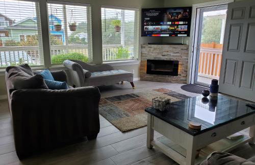 Sunkissed 3BR beach getaway - dog-friendly fenced yard, firepit, glimpse ocean views, near beach access, sleeps 8 - Foto 10