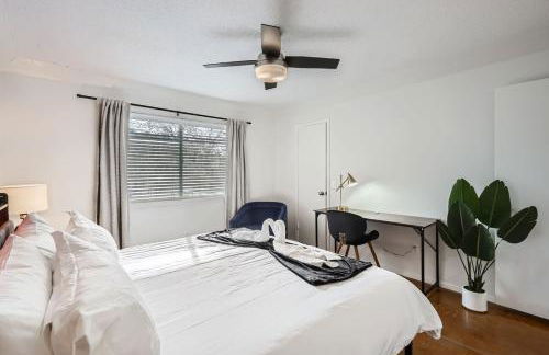 Your Comfy King Suite Getaway - Sleeps 4 - Pool, Prkg - Foto 22