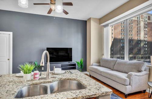 Modern Condo w/ Cathedral Views in Great Location - Foto 19