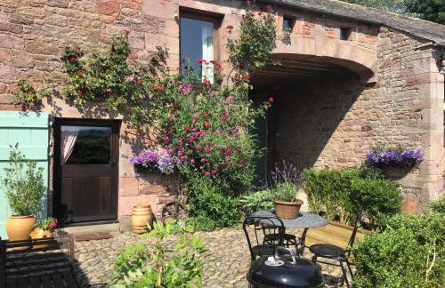 Historic converted byre in courtyard of 16C house - Foto 1