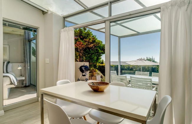 Compact Camps Bay Holiday Apartment With Private Pool Sea Escape - Foto 9