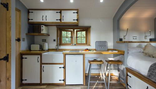 Cwtch Ffynnone Luxury Shepherds Hut - Foto 3, wardrobe, toaster